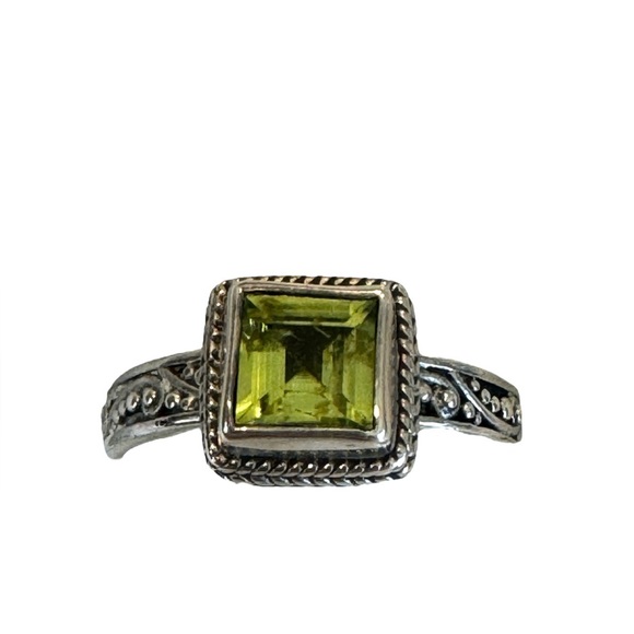 925 stamped silver and green ring. Artisan work around entire band. Size 5 - Picture 6 of 10